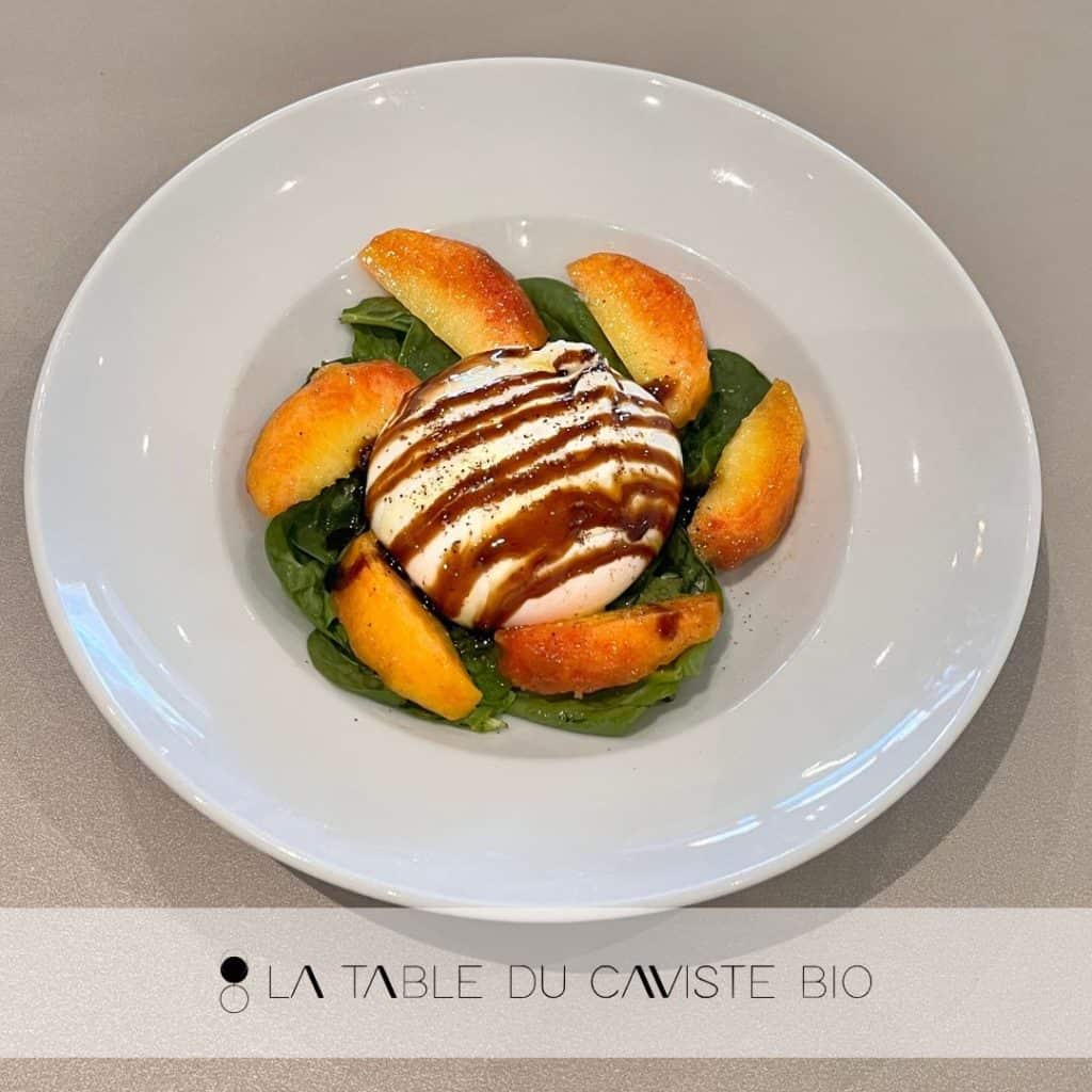 Une entrée aux pêches à La Table du Caviste Bio